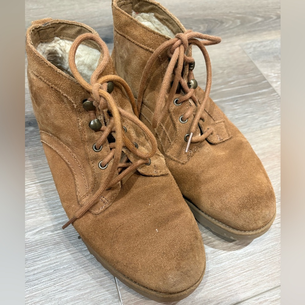 UGG womenโs chestnut neumel ankle boots size 9!